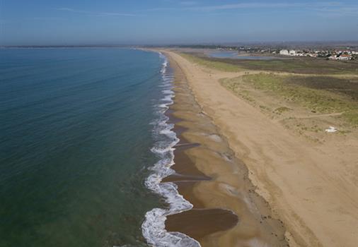 plage au abords du camping les tulipes en vendée bord de mer avec accès direct plage à côté de la tranche sur mer